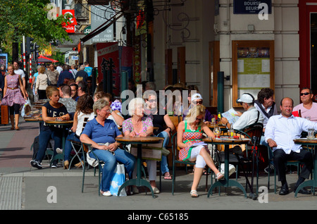 Bruxelles, Belgique. Café au coin de la rue de la Bourse / Dansaert Straat Banque D'Images