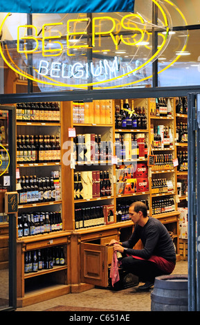 Bruxelles, Belgique. Magasin de vente de bière 250 bières différentes Banque D'Images