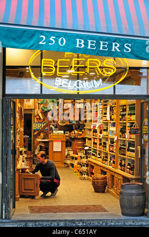 Bruxelles, Belgique. Magasin de vente de bière 250 bières différentes Banque D'Images