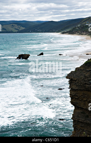 Vue vers Fairhaven avec Eagle Rock Marine Sanctuary Great Ocean Road Point de Split à Aireys Inlet Victoria Australie Banque D'Images