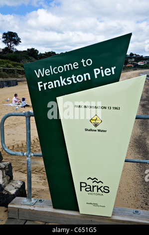 La marque d'Frankston Pier près de Melbourne, avec un espace plage derrière Victoria Australie Banque D'Images