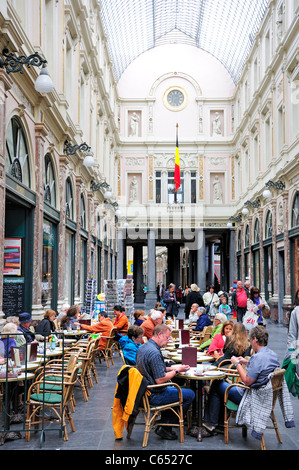 Bruxelles, Belgique. Galeries St Hubert (1864 ; J P Cluysenaer - neo-classique) tables de café Banque D'Images