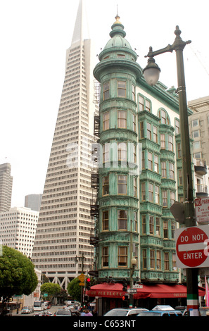 Columbus Tower, et Francis Ford Coppola's Zootrope Cafe avec la Transamerica Pyramid building en arrière-plan Banque D'Images