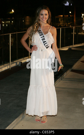 Jesinta Campbell (Miss Australie) au niveau des arrivées de l'Événement Bienvenue Miss Univers, Mandalay Bay Resort & Hotel, Las Vegas, NV le 13 août 2010. Photo par : James Atoa/Everett Collection Banque D'Images