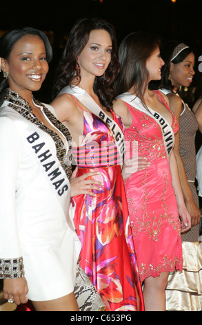 Braneka Bassett (Miss Bahamas), Cilou Annys (Miss Belgique) au niveau des arrivées de l'Événement Bienvenue Miss Univers, Mandalay Bay Resort & Hotel, Las Vegas, NV le 13 août 2010. Photo par : James Atoa/Everett Collection Banque D'Images