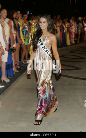 Ria van Dyke (Miss Nouvelle-zélande) au niveau des arrivées de l'Événement Bienvenue Miss Univers, Mandalay Bay Resort & Hotel, Las Vegas, NV le 13 août 2010. Photo par : James Atoa/Everett Collection Banque D'Images