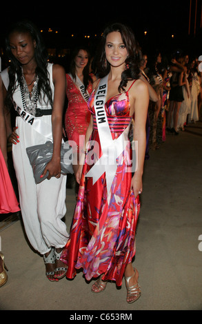 Cilou Annys (Miss Belgique) au niveau des arrivées de l'Événement Bienvenue Miss Univers, Mandalay Bay Resort & Hotel, Las Vegas, NV le 13 août 2010. Photo par : James Atoa/Everett Collection Banque D'Images