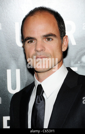 Michael Kelly devant le hall des arrivées de l'ADJUSTMENT BUREAU Premiere, le Ziegfeld Theatre, New York, NY 14 février 2011. Photo par : Desiree Navarro/Everett Collection Banque D'Images