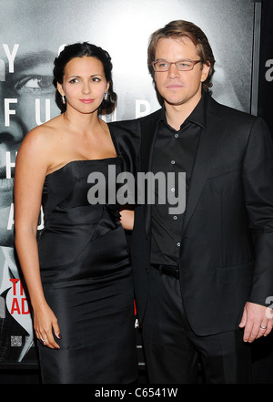 Luciana Bozan Barroso, Matt Damon aux arrivées de l'ADJUSTMENT BUREAU Premiere, le Ziegfeld Theatre, New York, NY 14 février 2011. Photo par : Desiree Navarro/Everett Collection Banque D'Images