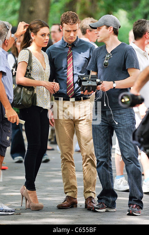 Mila Kunis, Justin Timberlake, director Gluck sur l'ensemble des 'Amis avec des avantages sociaux offerts dans Central Park dehors et environ pour la célébrité CANDIDS - Mardi, , New York, NY 20 juillet 2010. Photo par : Ray Tamarra/Everett Collection Banque D'Images