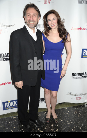 Leonard Foglia, Catherine Williams au rond-point pour l'arrivée du printemps 2011 Compagnie de Théâtre Gala Alec Baldwin, Roseland Ballroom, New York, NY 14 Mars, 2011. Photo par : Rob riche/Everett Collection Banque D'Images