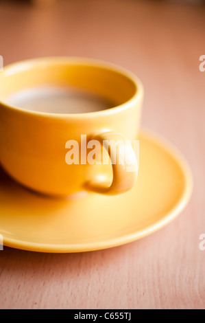 Le café dans une tasse jaune Banque D'Images