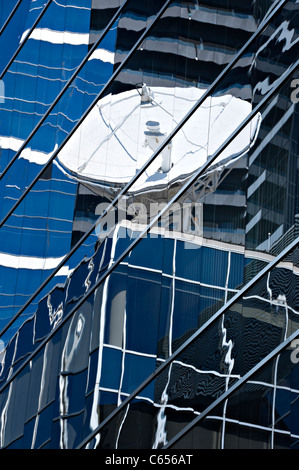 Grande Antenne parabolique blanc se reflétant dans les fenêtres de verre d'Eureka Tower à Southbank Melbourne Australie Victoria Banque D'Images