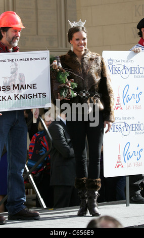 Miss Maine, Arikka Dyan chevaliers lors d'une apparition publique pour la Miss America DSW nous montrer vos chaussures Parade, Arc de Triomphe à Paris Las Vegas, New York, NY Le 14 janvier 2011. Photo par : James Atoa/Everett Collection Banque D'Images