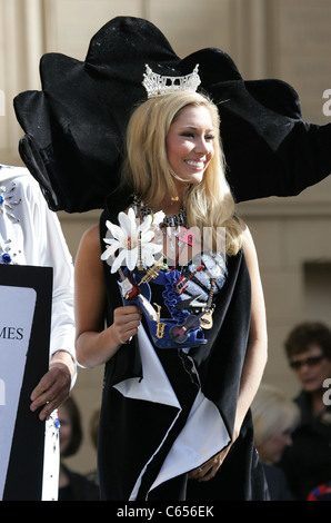 Mlle Mississippi, Sarah Beth James lors d'une apparition publique pour la Miss America DSW nous montrer vos chaussures Parade, Arc de Triomphe à Paris Las Vegas, New York, NY Le 14 janvier 2011. Photo par : James Atoa/Everett Collection Banque D'Images