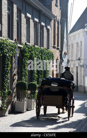 La calèche,rues pavées du vieux centre ville, Bruges, Belgique. Banque D'Images