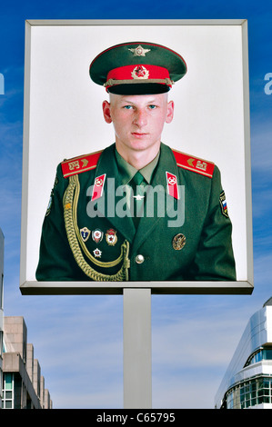 Allemagne, Berlin : Soldat Portrait par Frank Thiele à l'ex-Checkpoint Charlie Banque D'Images