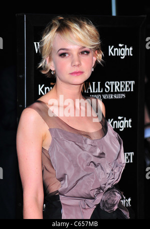 Carey Mulligan (porter Nina Ricci) au niveau des arrivées pour Wall Street 2 : l'argent ne dort jamais Première, Le Ziegfeld Theatre, New York, Banque D'Images