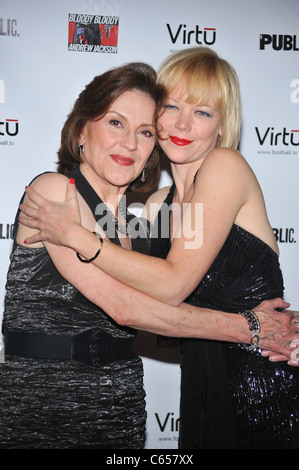 Kelly Bishop, Emily Bergl présents pour BLOODY BLOODY ANDREW JACKSON Soirée d'ouverture sur Broadway, le Bernard B. Jacobs Theatre, New York, NY, 13 octobre 2010. Photo par : Gregorio T. Binuya/Everett Collection Banque D'Images