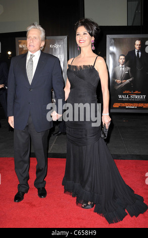 Michael Douglas, Catherine Zeta Jones aux arrivées pour Wall Street 2 : l'argent ne dort jamais Première, Le Ziegfeld Theatre, New York, NY Le 20 septembre 2010. Photo par : Kristin Callahan/Everett Collection Banque D'Images