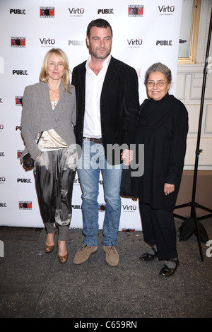 Naomi Watts, Liev Schreiber, Heather Milgram (Liev) arrivées à la mère de BLOODY BLOODY ANDREW JACKSON Soirée d'ouverture sur Broadway, le Bernard B. Jacobs Theatre, New York, NY, 13 octobre 2010. Photo par : Rob riche/Everett Collection Banque D'Images