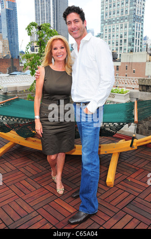 Kathie Lee Gifford, Eduardo Xol lors d'une comparution dans le cadre de la Journée nationale de hamac bénéficiant CHILDHELP, Midtown Loft & Terrace, New York, NY Le 21 juillet 2010. Photo par : Gregorio T. Binuya/Everett Collection Banque D'Images