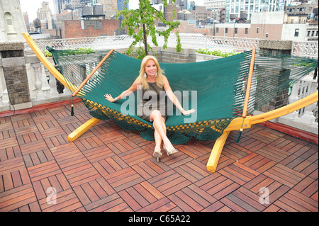 Kathie Lee Gifford lors d'une comparution dans le cadre de la Journée nationale de hamac bénéficiant CHILDHELP, Midtown Loft & Terrace, New York, NY Le 21 juillet 2010. Photo par : Gregorio T. Binuya/Everett Collection Banque D'Images