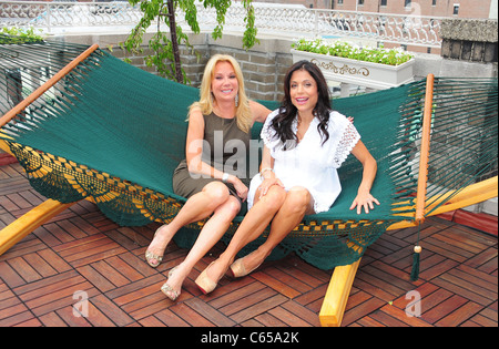 Kathie Lee Gifford, Bethenny Frankel lors d'une comparution dans le cadre de la Journée nationale de hamac bénéficiant CHILDHELP, Midtown Loft & Terrace, New York, NY Le 21 juillet 2010. Photo par : Gregorio T. Binuya/Everett Collection Banque D'Images