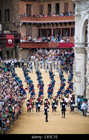 Palio de Sienne, le 2 juillet 2011. course de chevaux : reconstitution historique et parade, la piazza del campo, Palio de Sienne. usage éditorial uniquement. Banque D'Images