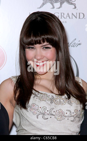 Claire Sinclair aux arrivées pour Playboy's Playmate Miss Octobre 2010 Grand Spectacle d'ouverture, ULTRA TABU Lounge de l'hôtel MGM Grand, Las Vegas, NV le 21 octobre 2010. Photo par : MORA/Everett Collection Banque D'Images