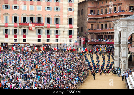 Palio de Sienne, le 2 juillet 2011. course de chevaux : reconstitution historique et parade, la piazza del campo, Palio de Sienne. usage éditorial uniquement. Banque D'Images