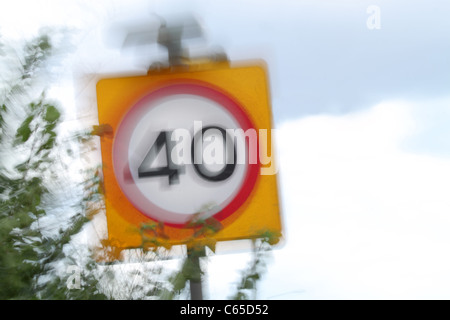 Une limite de vitesse de 40 mi/h en mouvement montrant des signes pour indiquer l'excès de vitesse Banque D'Images