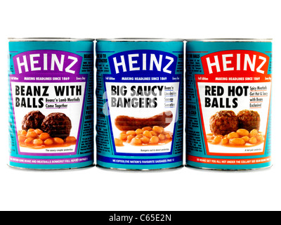 Boîtes de Heinz Baked Beans assortis de marque avec saucisses et boulettes de viande boulettes contre Chili isolé sur fond blanc Banque D'Images