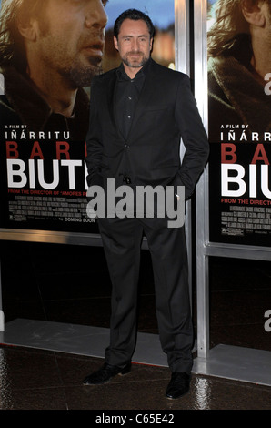 Demian Le bichir aux arrivées pour BIUTIFUL Premiere, Directors Guild of America (DGA) Theatre, Los Angeles, CA le 14 décembre 2010. Photo par : Elizabeth Goodenough/Everett Collection Banque D'Images