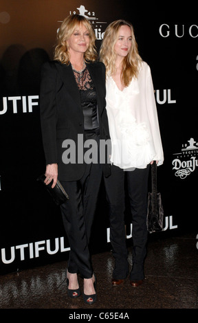 Melanie Griffith, Dakota Johnson aux arrivées pour BIUTIFUL Premiere, Directors Guild of America (DGA) Theatre, Los Angeles, CA le 14 décembre 2010. Photo par : Elizabeth Goodenough/Everett Collection Banque D'Images