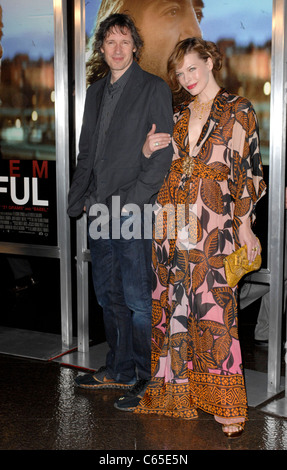 Milla Jovovich, Paul Anderson aux arrivées pour BIUTIFUL Premiere, Directors Guild of America (DGA) Theatre, Los Angeles, CA le 14 décembre 2010. Photo par : Elizabeth Goodenough/Everett Collection Banque D'Images