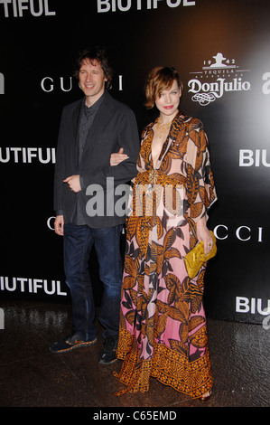 Paul Anderson, Milla Jovovich aux arrivées pour BIUTIFUL Premiere, Directors Guild of America (DGA) Theatre, Los Angeles, CA le 14 décembre 2010. Photo par : Michael Germana/Everett Collection Banque D'Images