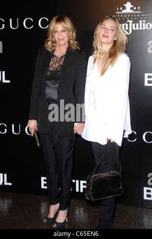 Melanie Griffith, Dakota Johnson aux arrivées pour BIUTIFUL Premiere, Directors Guild of America (DGA) Theatre, Los Angeles, CA le 14 décembre 2010. Photo par : Michael Germana/Everett Collection Banque D'Images