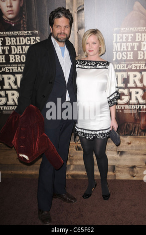 Tod Williams, Gretchen Mol aux arrivées pour TRUE GRIT Premiere, le Ziegfeld Theatre, New York, NY Le 14 décembre 2010. Photo par : Kristin Callahan/Everett Collection Banque D'Images