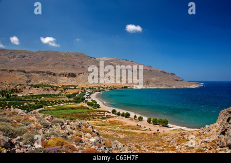 La plage de Kato Zakros et à la partie gauche du site archéologique (palais). La préfecture de Lassithi, Crète, Grèce Banque D'Images