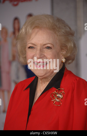 Betty White, au hall des arrivées pour vous revoir Premiere, El Capitan Theatre, Los Angeles, CA Septembre 22, 2010. Photo par : Michael Germana/Everett Collection Banque D'Images