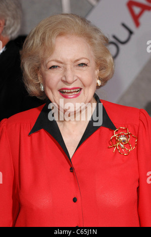 Betty White, au hall des arrivées pour vous revoir Premiere, El Capitan Theatre, Los Angeles, CA Septembre 22, 2010. Photo par : Elizabeth Goodenough/Everett Collection Banque D'Images