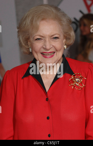 Betty White, au hall des arrivées pour vous revoir Premiere, El Capitan Theatre, Los Angeles, CA Septembre 22, 2010. Photo par : Elizabeth Goodenough/Everett Collection Banque D'Images