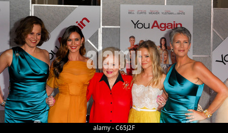 Sigourney Weaver, Odette Yustman, Betty White, Kristen Bell, Jamie Lee Curtis au niveau des arrivées pour vous revoir Premiere, El Capitan Theatre, Los Angeles, CA Septembre 22, 2010. Photo par : Elizabeth Goodenough/Everett Collection Banque D'Images