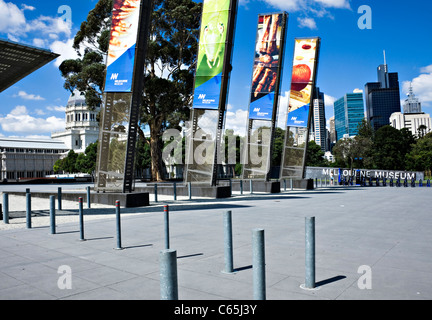 Affiches et bannières Publicité le Musée de Melbourne à Carlton Gardens avec Royal Exhibition Building Victoria Australie Banque D'Images