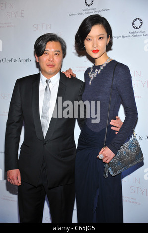 Du Juan (à droite) au niveau des arrivées pour Set In Style : Les bijoux de Van Cleef & Arpels, Gala d'ouverture du Smithsonian Cooper-Hewitt National Design Museum, New York, NY 16 février 2011. Photo par : Gregorio T. Binuya/Everett Collection Banque D'Images