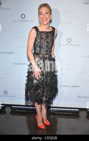 Pour des arrivées à Piper Perabo situé dans le style : Les bijoux de Van Cleef & Arpels, Gala d'ouverture du Smithsonian Cooper-Hewitt National Design Museum, New York, NY 16 février 2011. Photo par : Gregorio T. Binuya/Everett Collection Banque D'Images