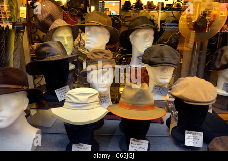 Bruxelles, Belgique. Chapeaux en vitrine dans les galeries St Hubert. Les étiquettes en anglais Banque D'Images