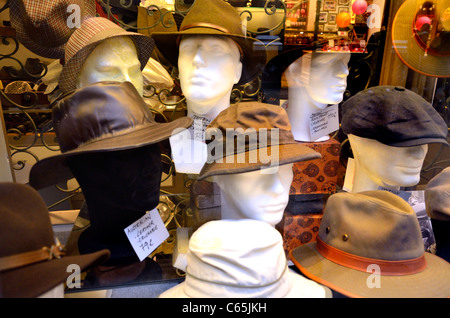 Bruxelles, Belgique. Chapeaux en vitrine dans les galeries St Hubert. Les étiquettes en anglais Banque D'Images