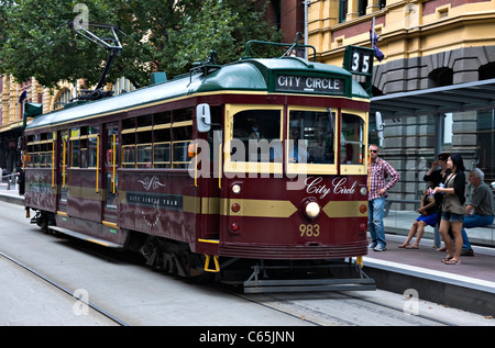 Un tramway de Melbourne exploité par la société Yarra Trams dans la ville, un réseau de transport efficace d'aujourd'hui à Victoria en Australie Banque D'Images